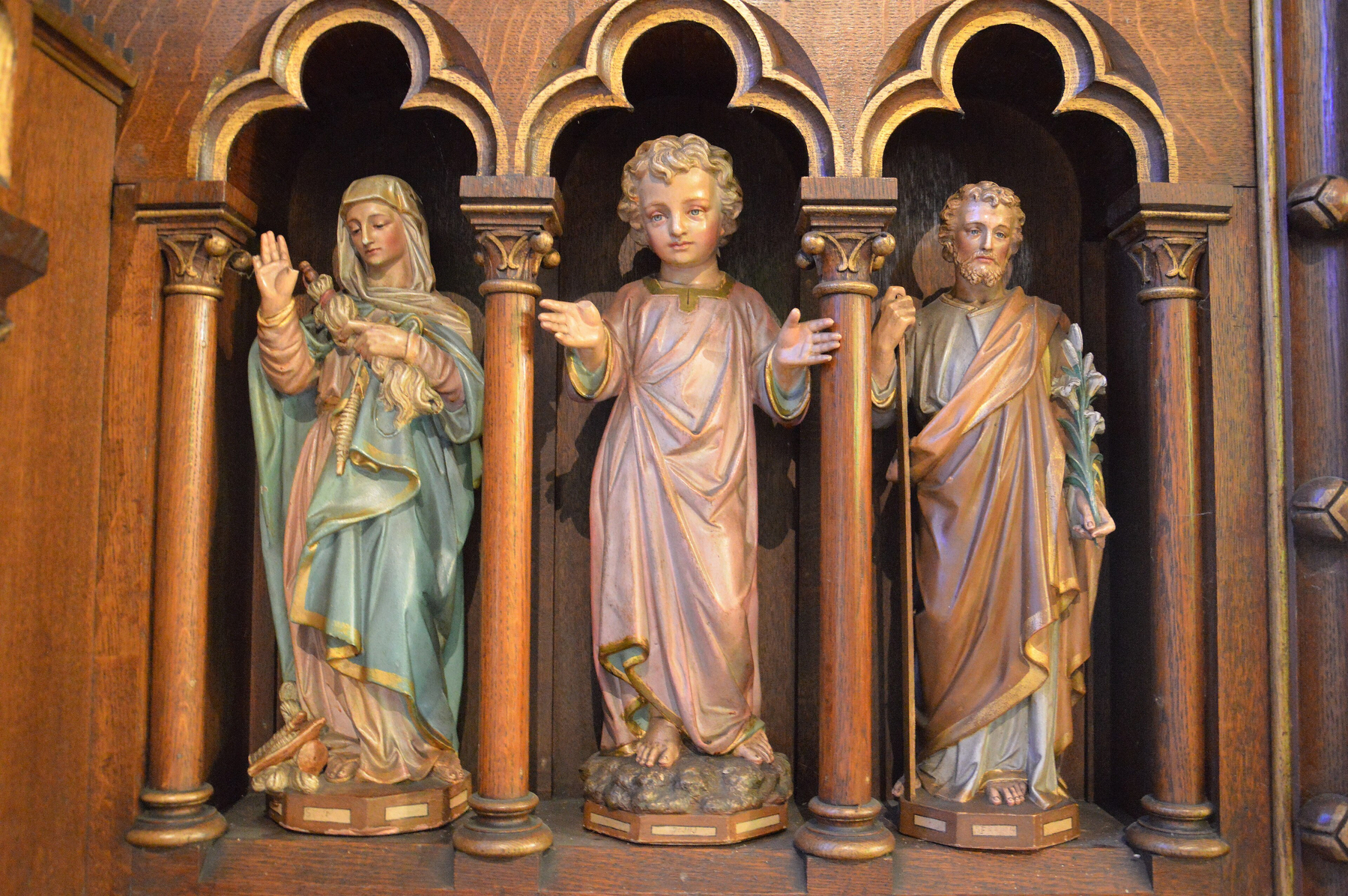 Houchin, église St Omer, retable de l'autel de la Vierge, petites statues.